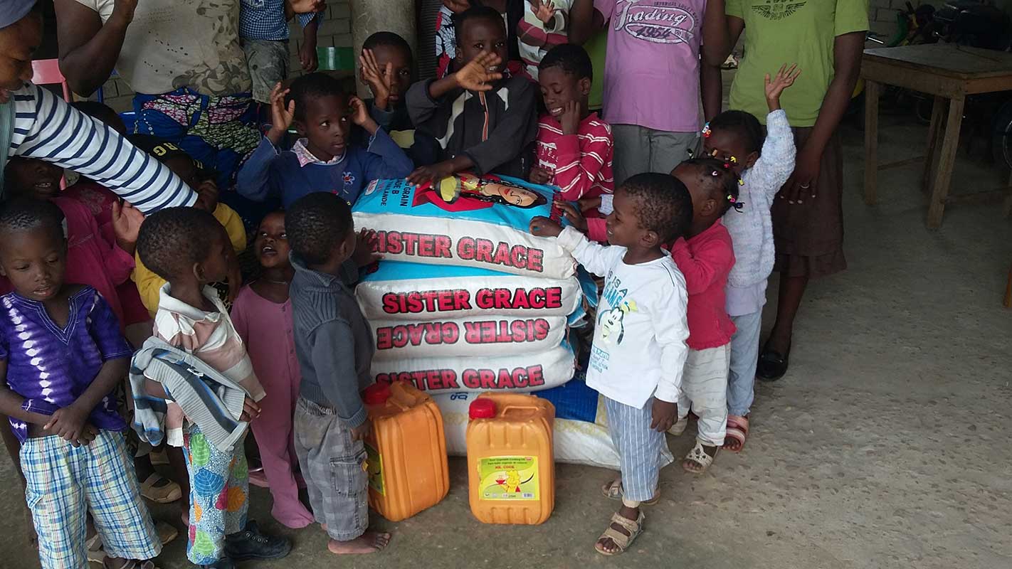 Don de nourriture aux enfants de Zanguéra, Togo par la fondation