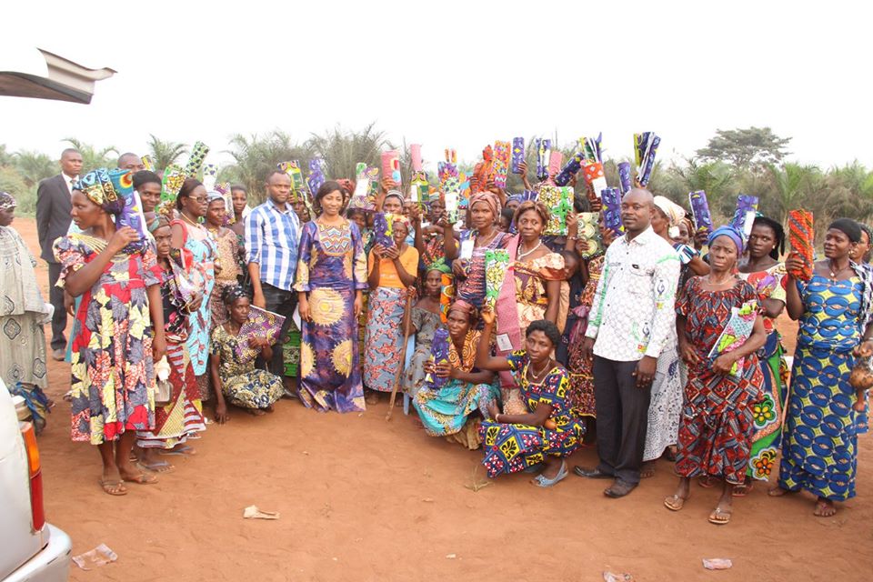 Don de pagnes pour soutenir l'initiative des femmes togolaises