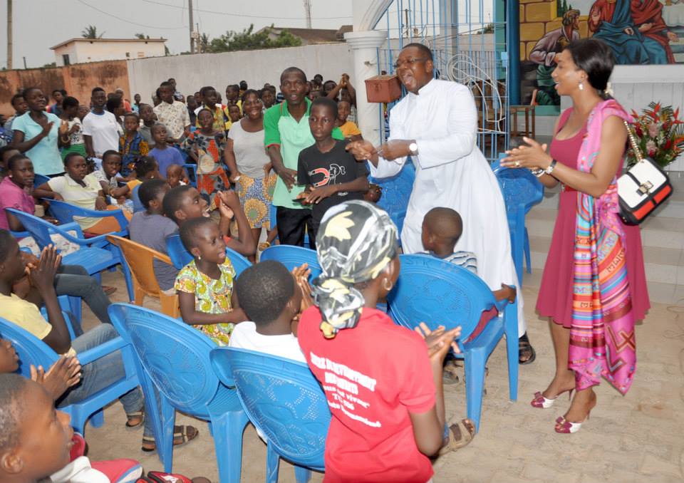 Animations d'un prêtre catholique avec les enfants